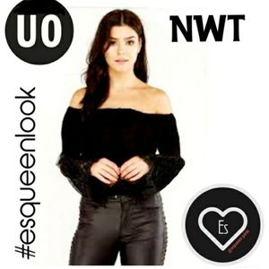 💥Urban Outfitter Off- Shoulder Black Top